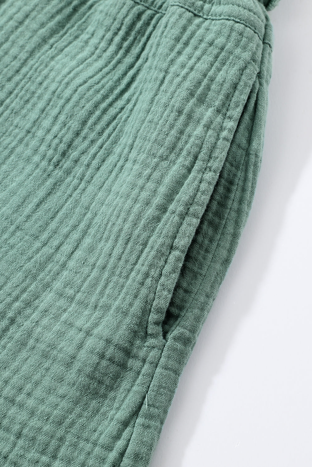 Ležerne kratke hlače s maglovito zelenim naboranim neobrađenim rubovima