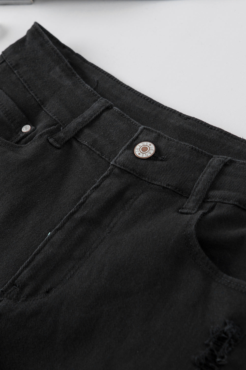 Jednobojne crne kratke traper hlače s oštećenim izgledom