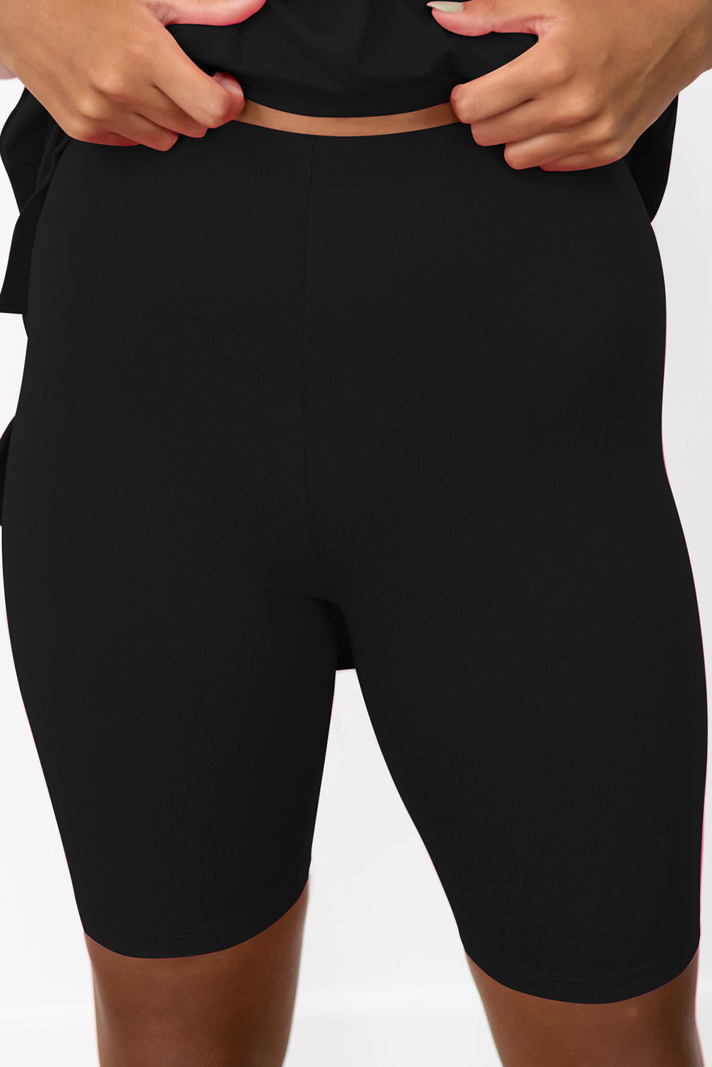 Komplet crne jednobojne tunike s podijeljenim porubom i uskih kratkih hlačica