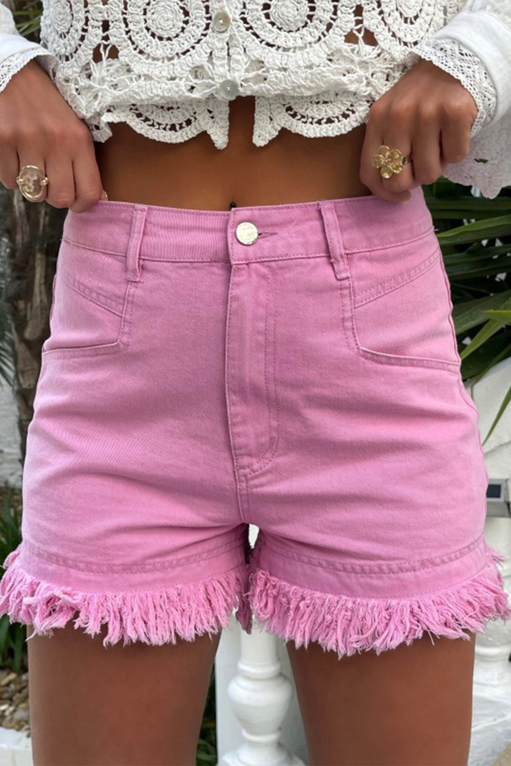 Kratke traper hlače srednjeg rasta s ružičastim pohabanim rubovima