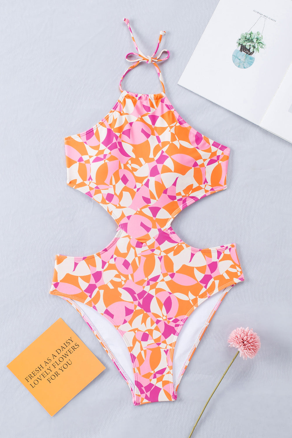 Jednodijelni kupaći kostim s ružičastim apstraktnim printom i izdubljenim stražnjim vezama