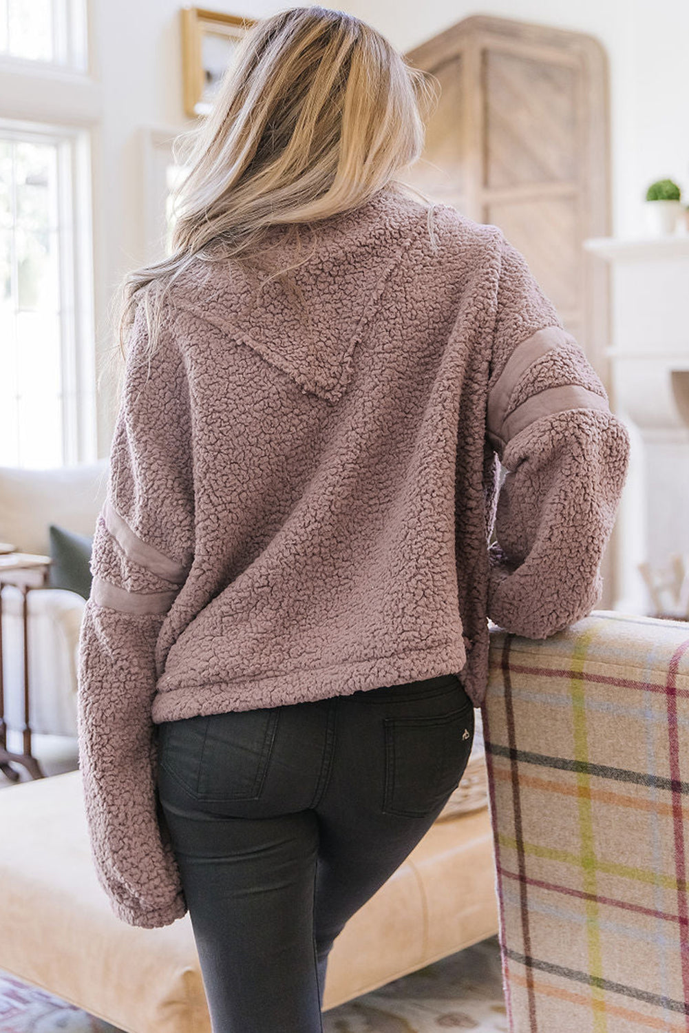 Pahuljasti pulover s ružičastim izrezom i polupatentnim zatvaračem