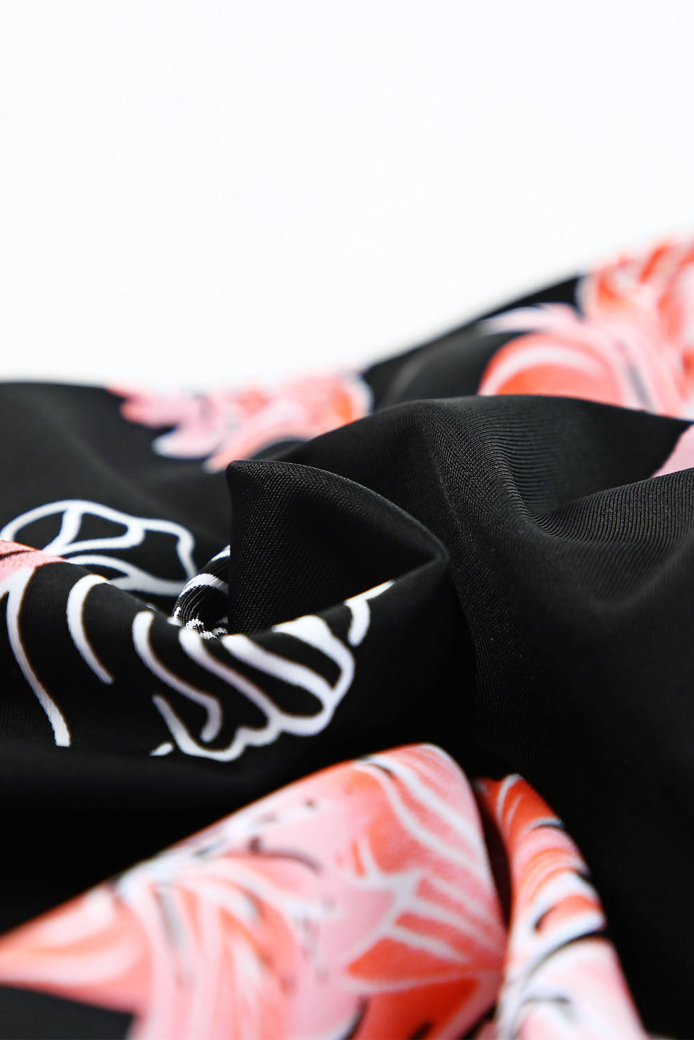 Crni bikini set s rebrastim gornjim dijelom s naborima i printom
