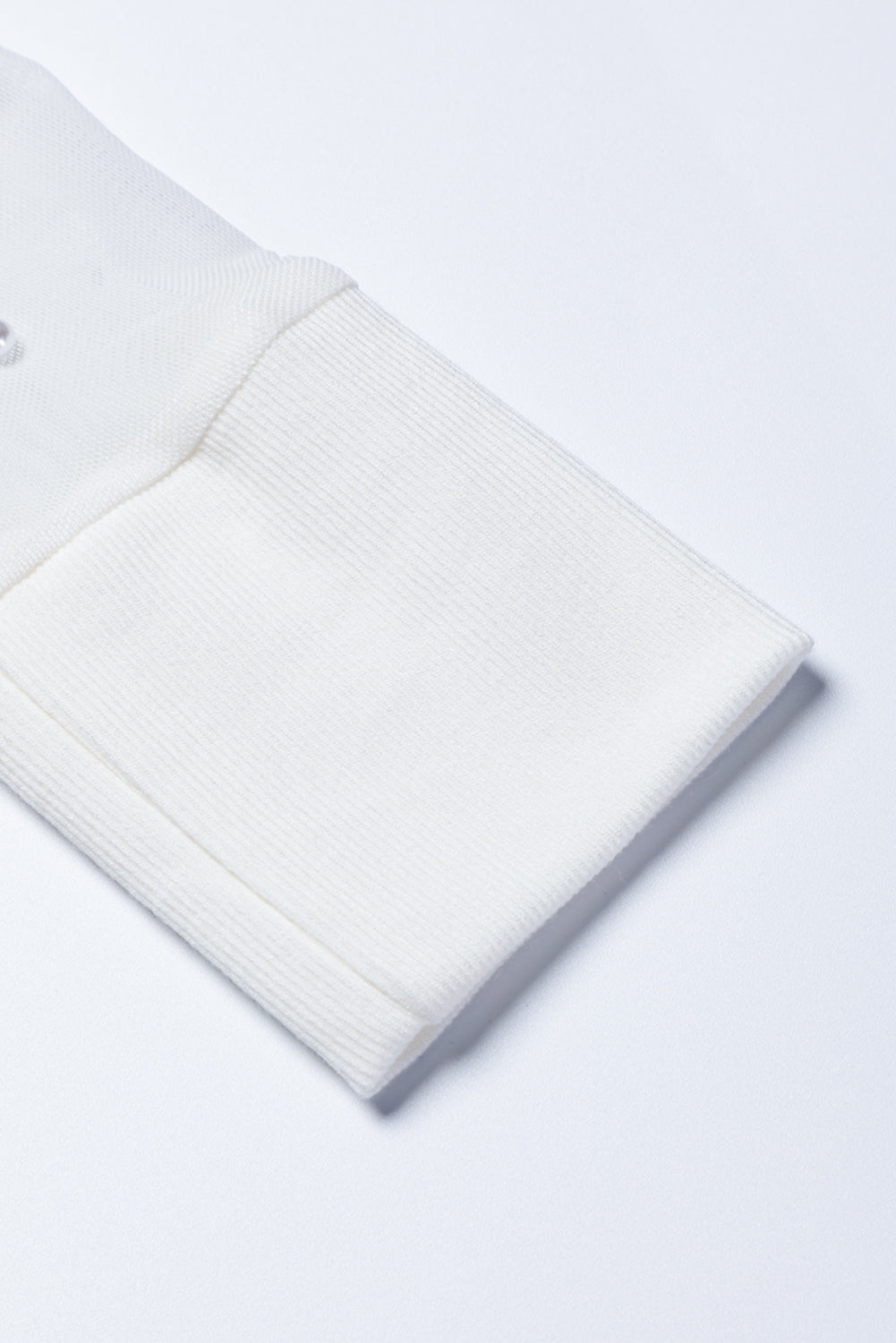 Rebrasta majica dugih rukava s bijelim bisernim ukrasom od patchwork tkanine