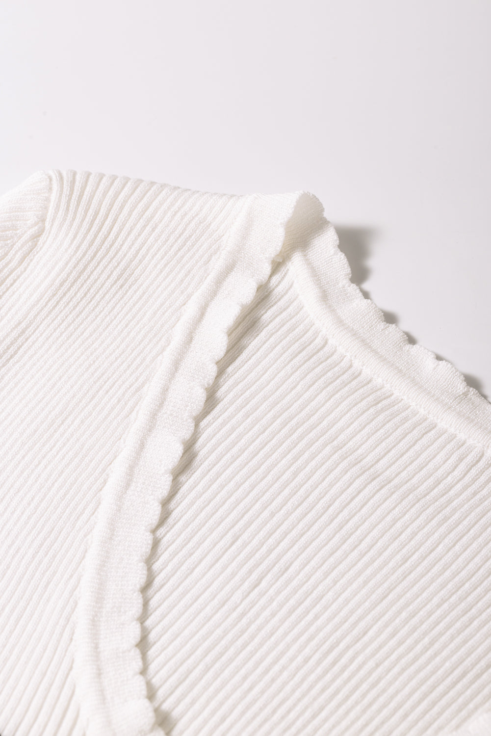 Bijeli pulover s izrezbarenim prugama s printom
