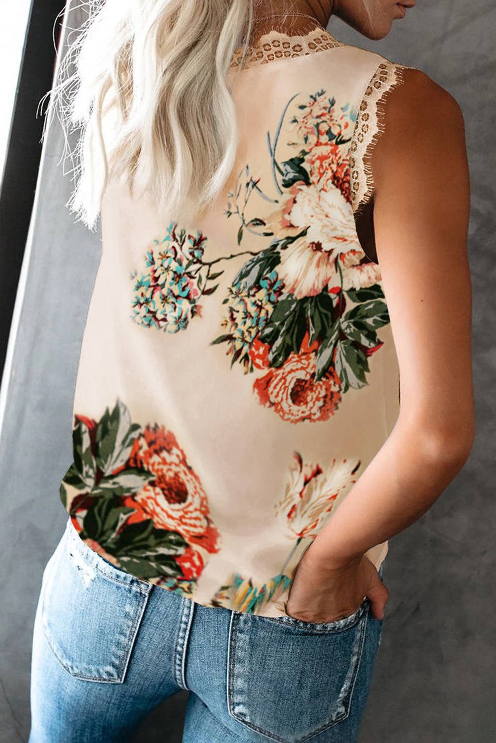 Čipkasta majica s V izrezom boje marelice i cvjetnim ukrasima