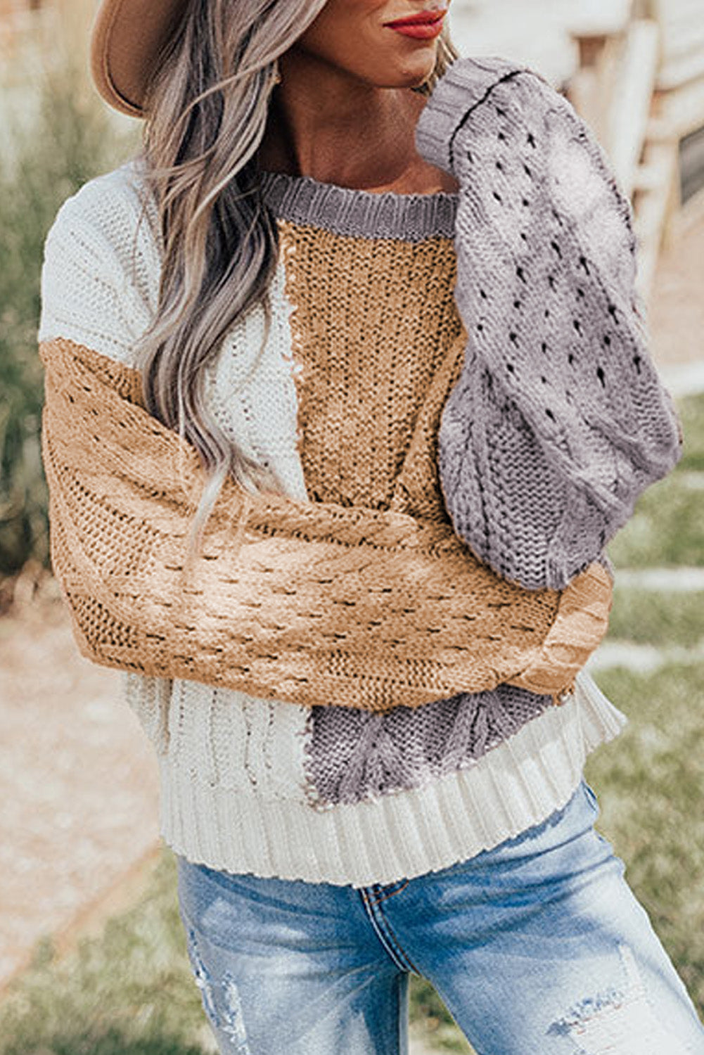 Smeđi pulover miješane teksture s blokovima boja