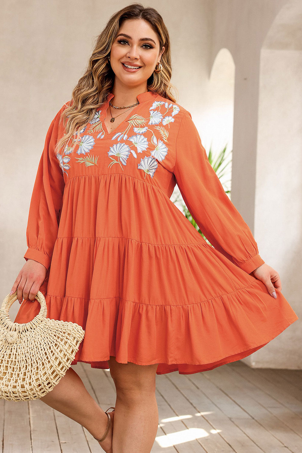Narančasta haljina veće veličine s izvezenim višestrukim volanima