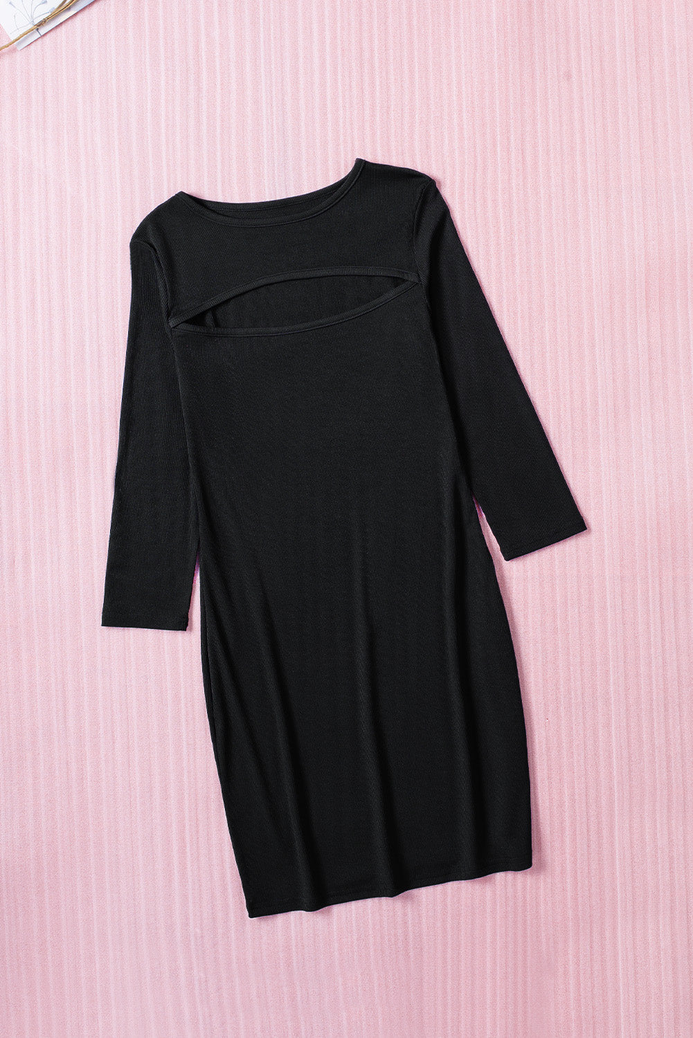 Crna mini haljina dugih rukava s izrezima uz tijelo