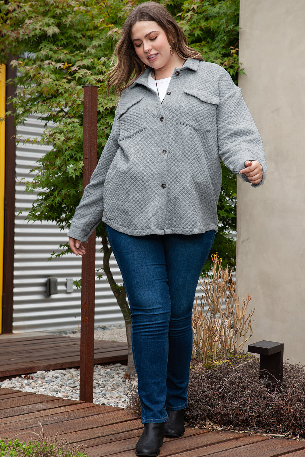 Siva jakna s prošivenim uzorkom veće veličine