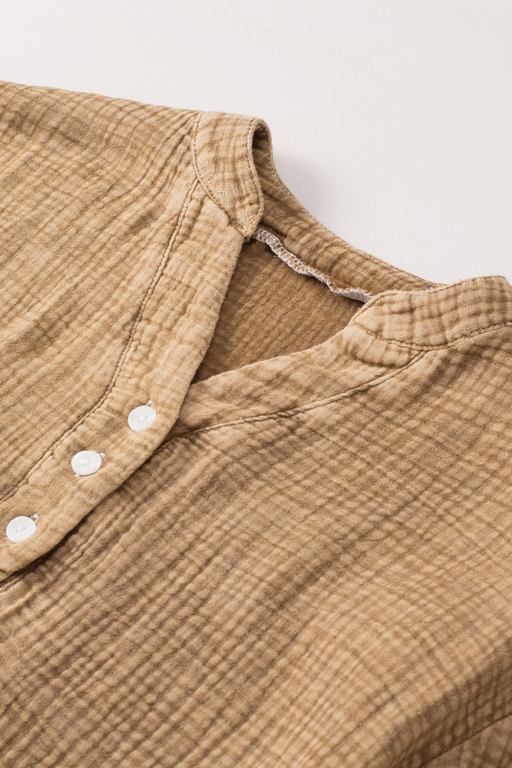 Smeđa opuštena majica s puderima s naboranom teksturom