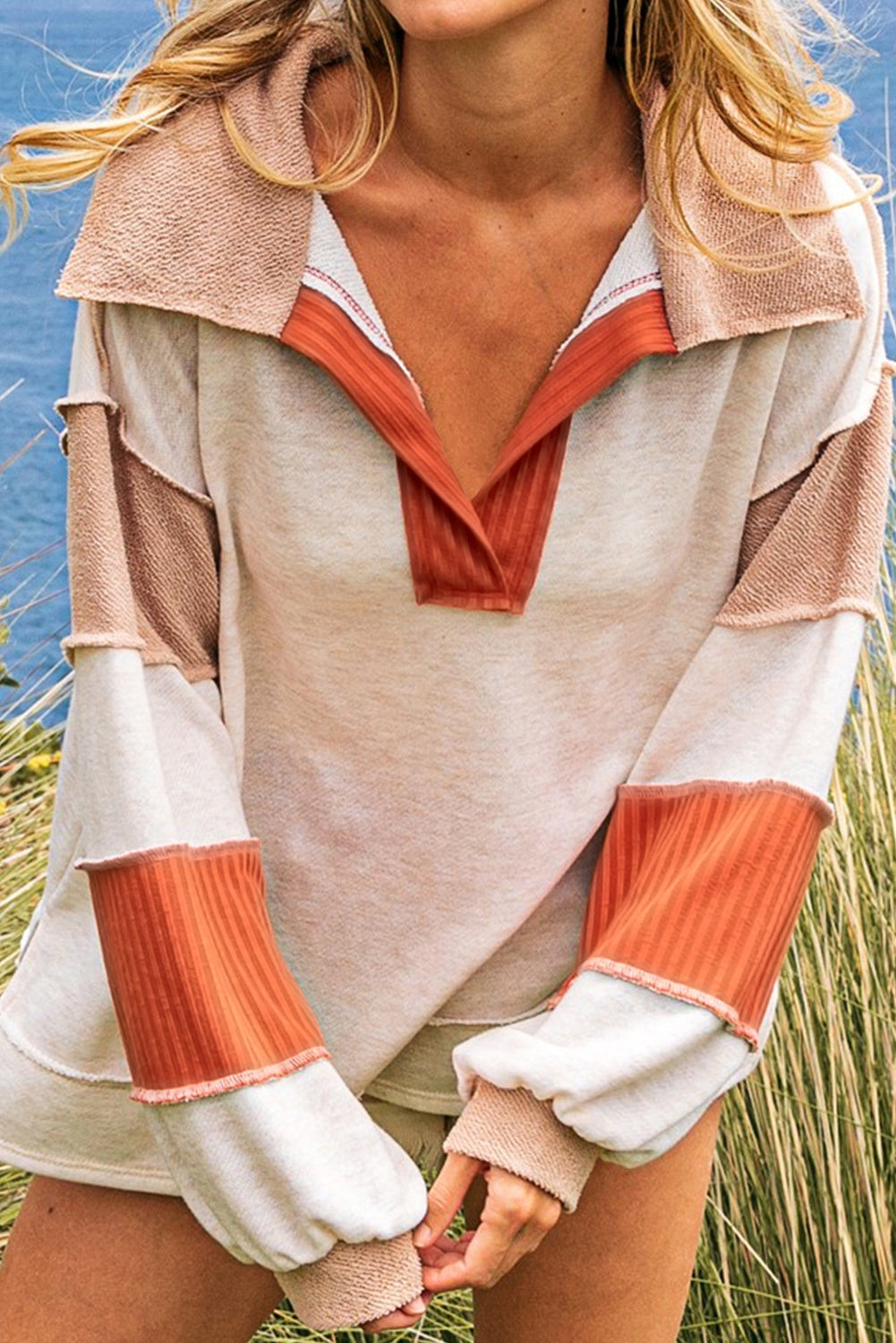 Narančasta mješovita patchwork vrećasta majica s otkrivenim šavovima
