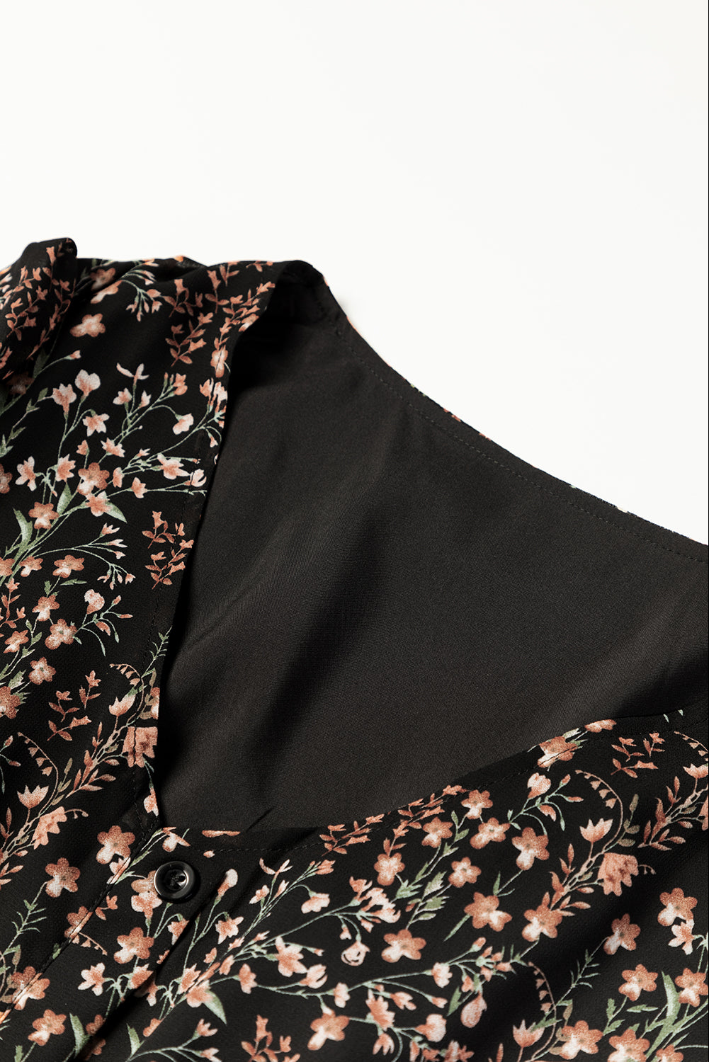 Crna mini haljina s puf rukavima s V izrezom i naborima s cvjetnim uzorkom