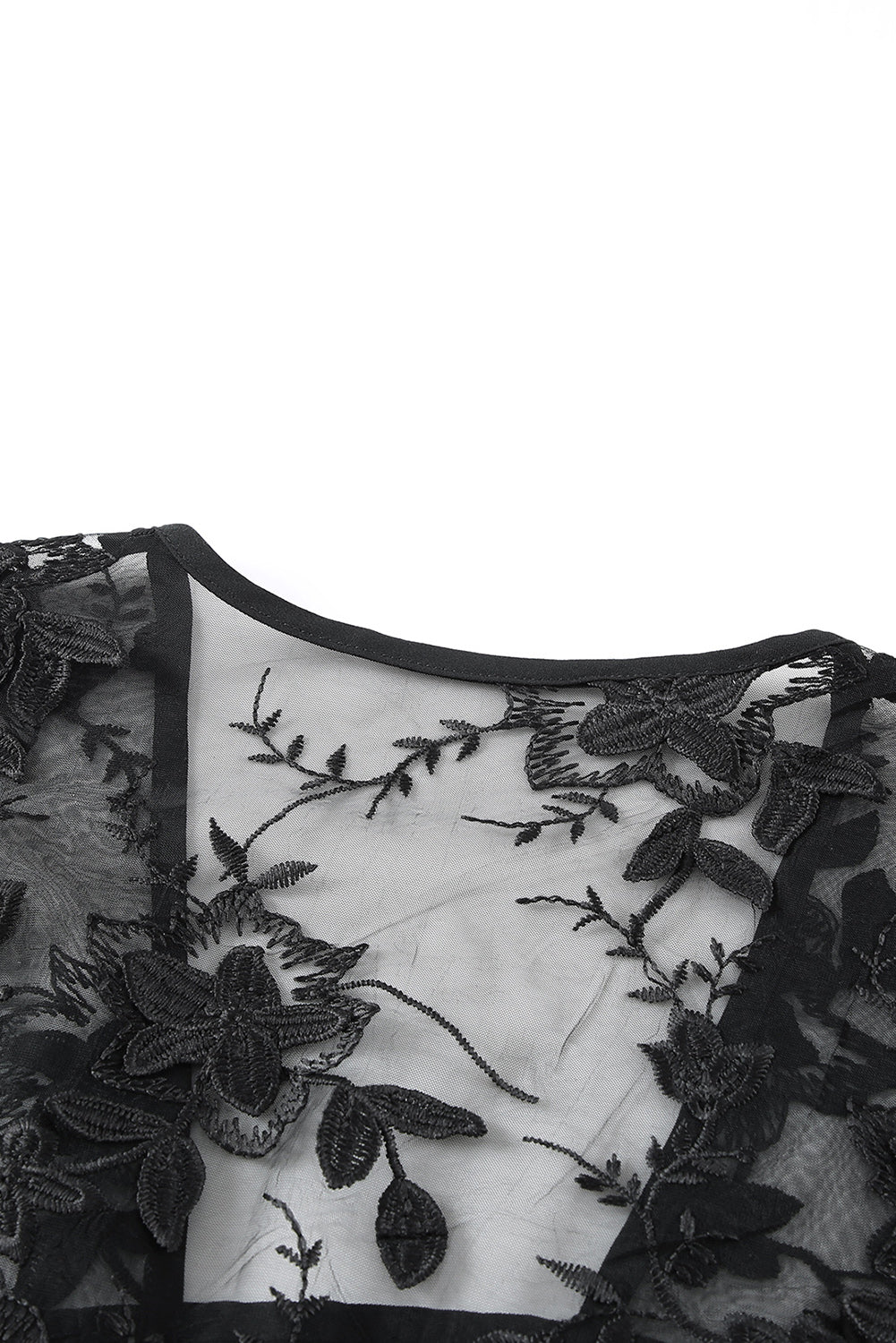 Crni kimono s otvorenom prednjom stranom od heklane čipke s cvjetnom mrežicom