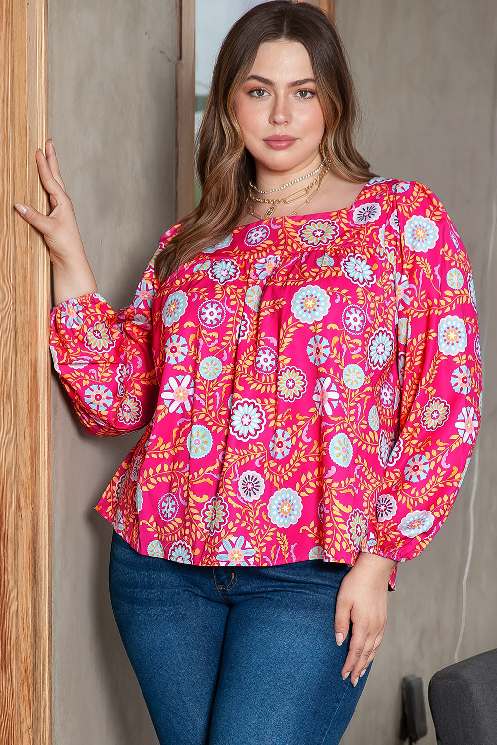 Ružičasta cvjetna bluza s četvrtastim izrezom veće veličine