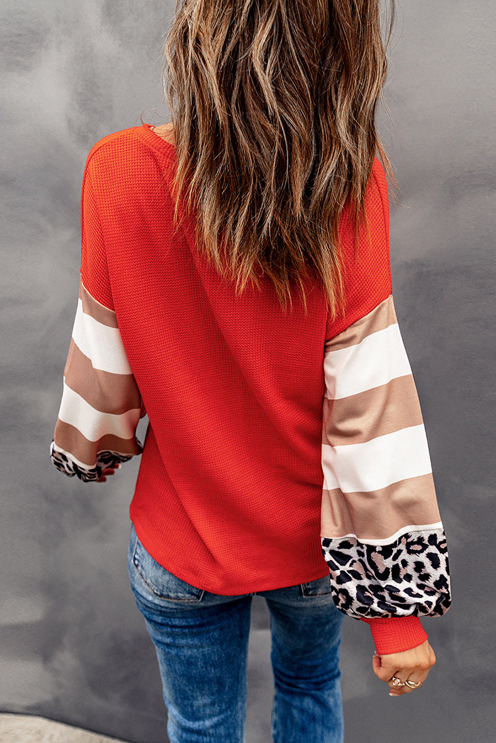 Narančasti V izrez s leopard prugama spojena majica s lanternastim rukavima