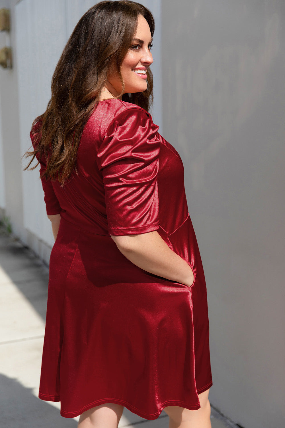 Vatreno crvena midi haljina s naborima i puf rukavima veće veličine