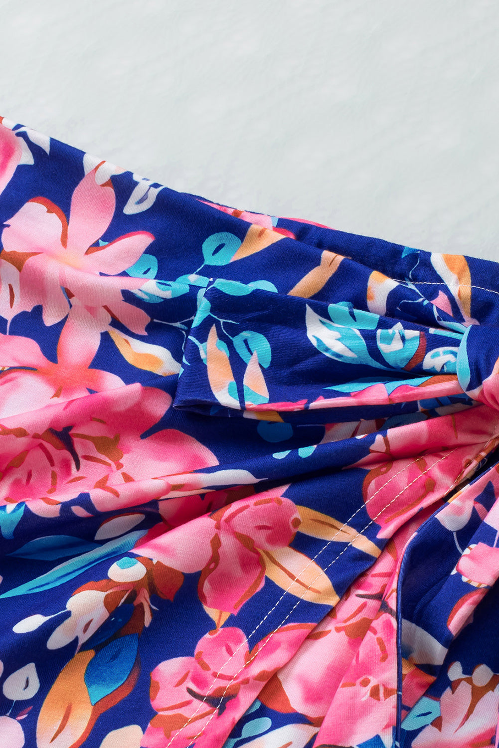 Plava mini suknja s visokim strukom na vezanje i cvjetnim uzorkom