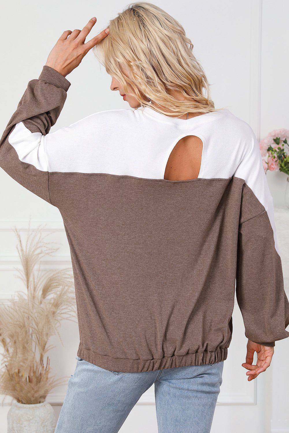 Kaki pulover s elastičnim porubom s izrezom u boji blokova