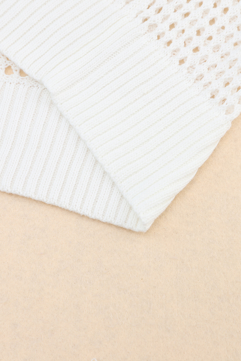 Bijeli izdubljeni pleteni široki pulover s V izrezom