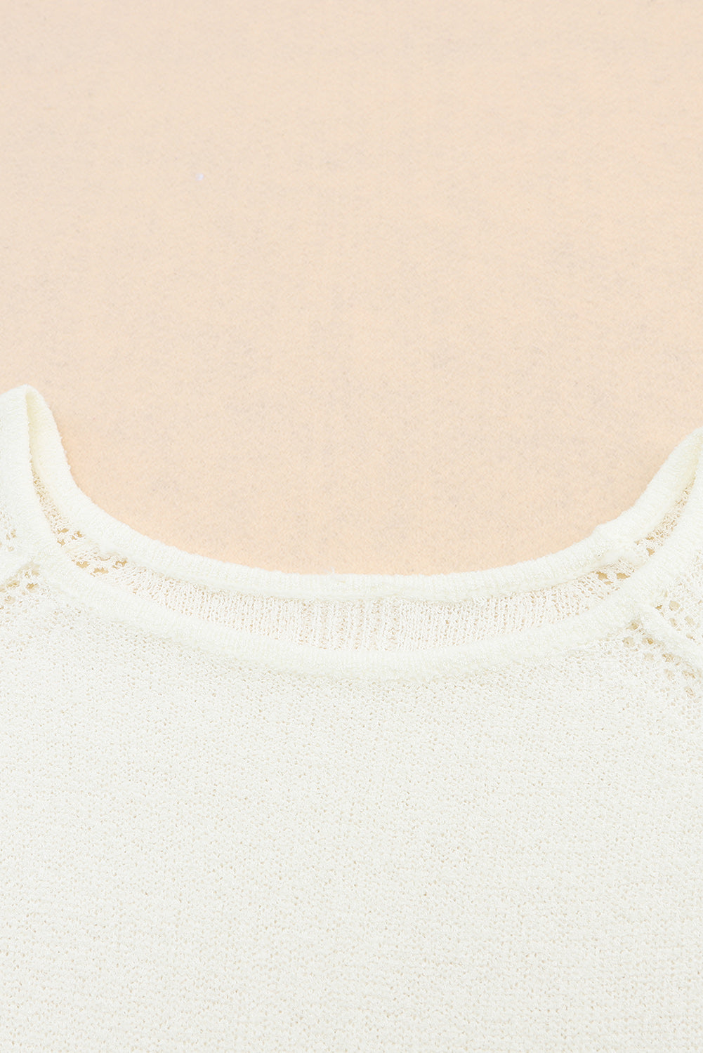 Bijeli opušteni džemper dugih rukava s izrezanim ramenima