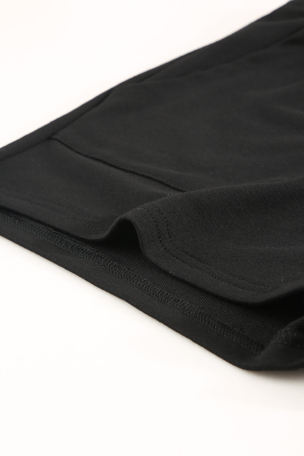 Crne kratke hlače s džepovima na vezicu u struku