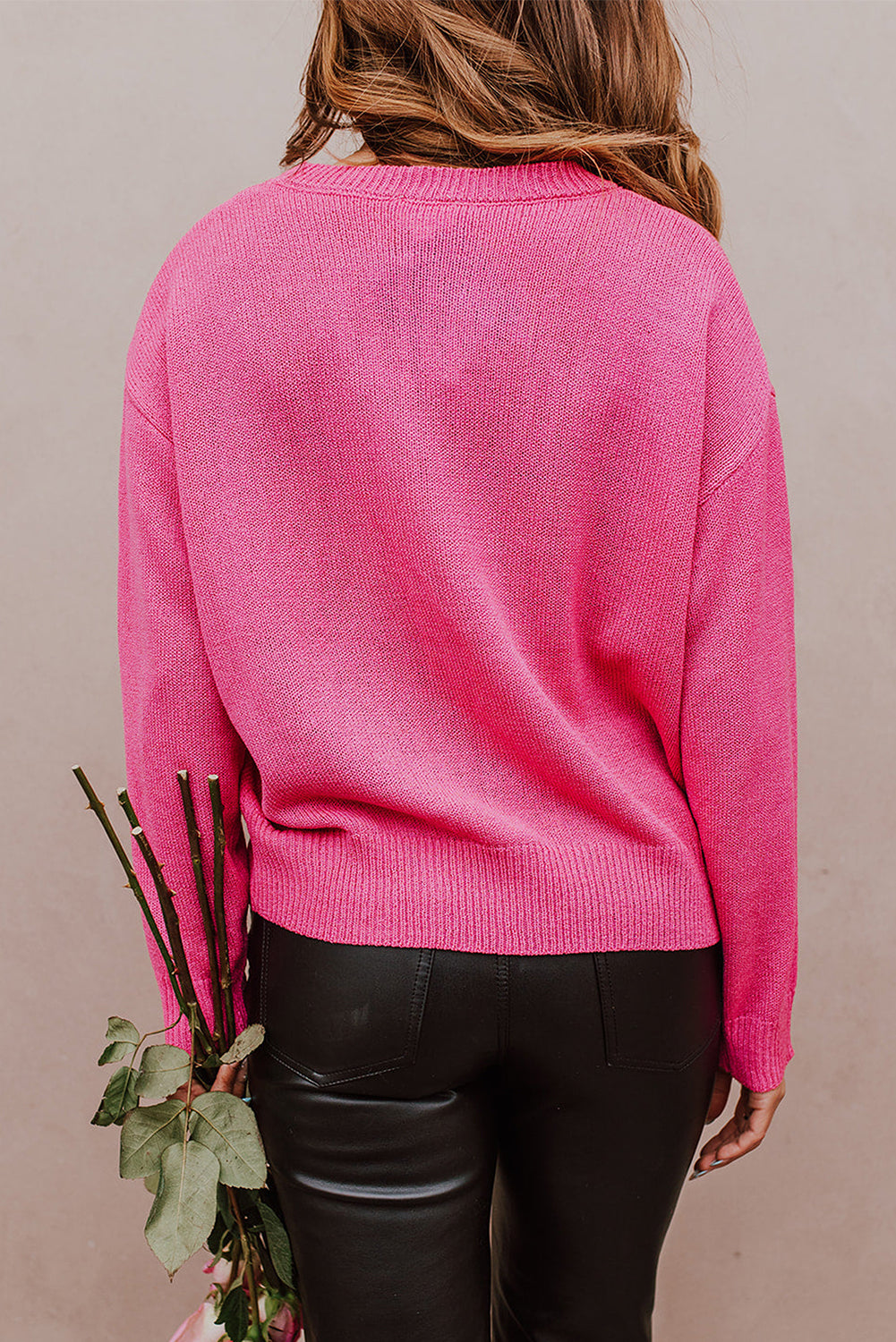 Pleteni pulover s rebrastim spuštenim ramenima i XOXO uzorkom srca ruže