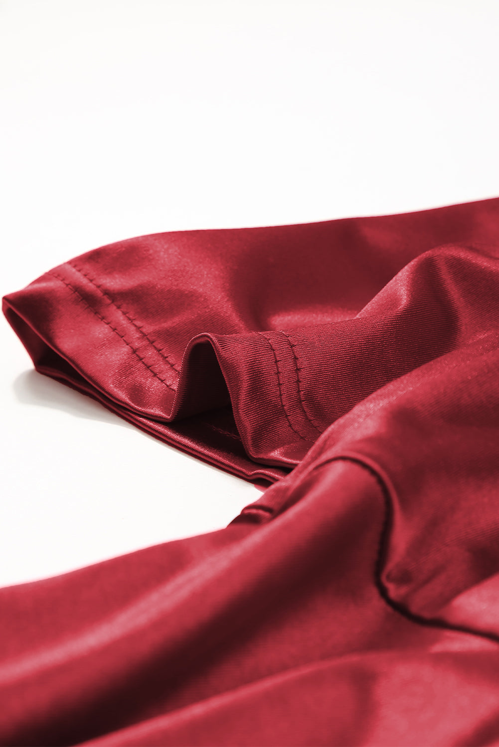 Vatreno crvena midi haljina s naborima i puf rukavima veće veličine