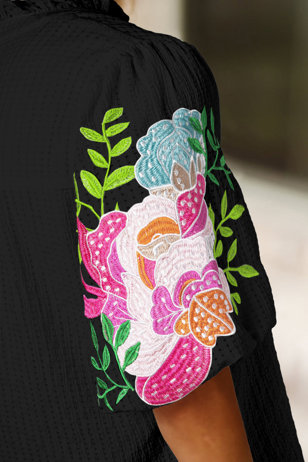 Crna cvjetno izvezena bluza s puf rukavima i urezanim vratom