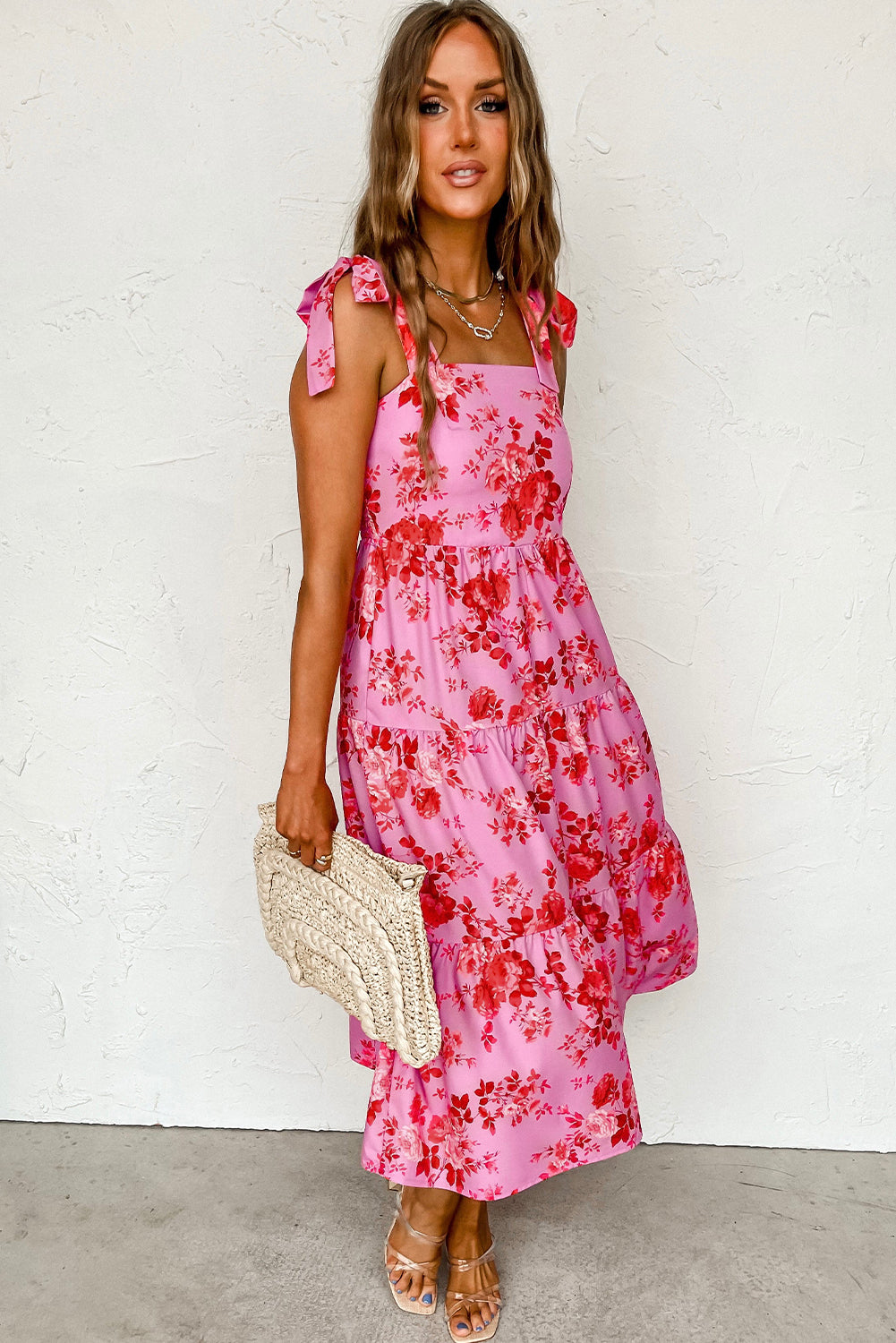 Cvjetna haljina s ružičastim naramenicama na više razina