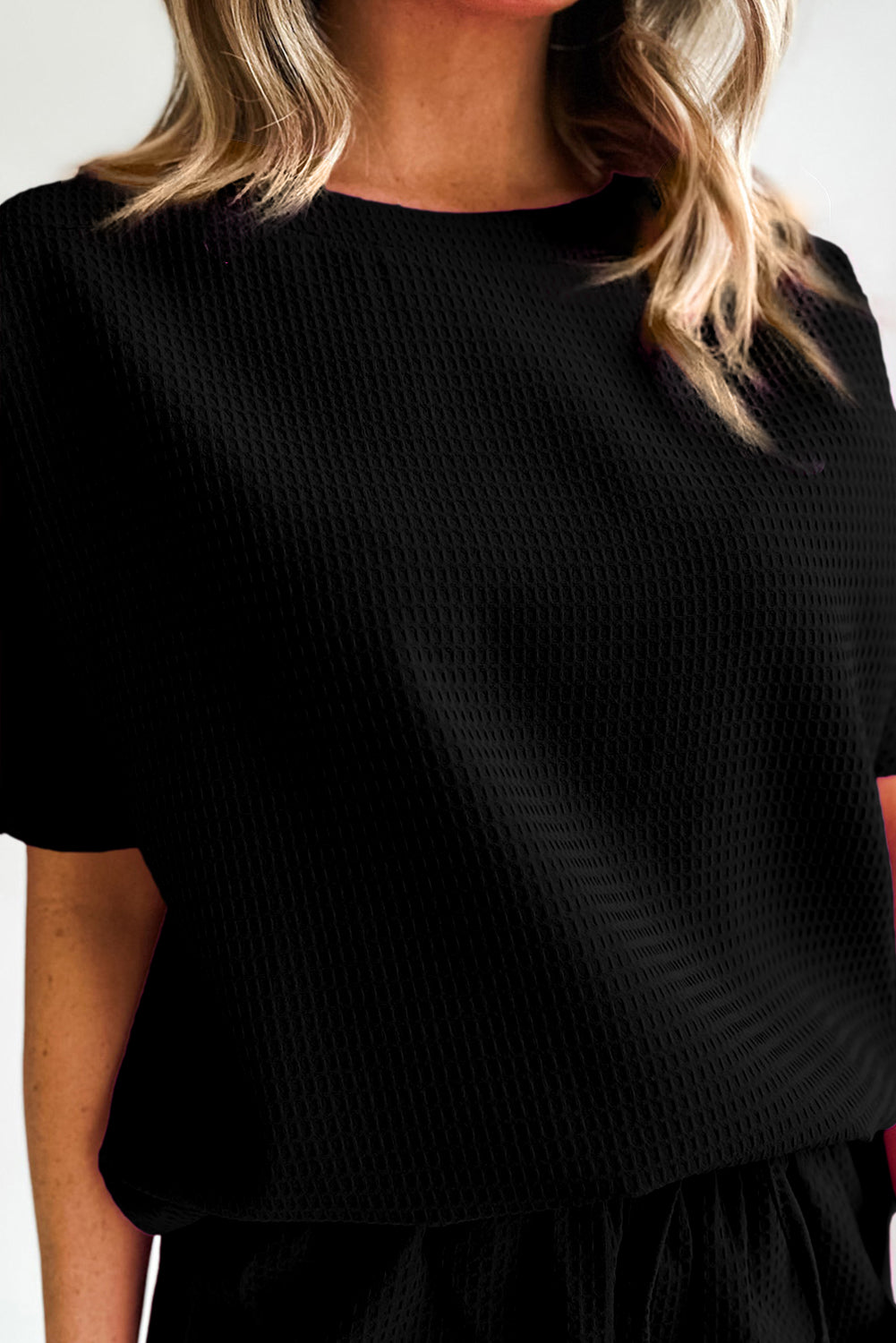 Komplet crne ležerne teksturirane majice i kratkih hlačica s uzicom