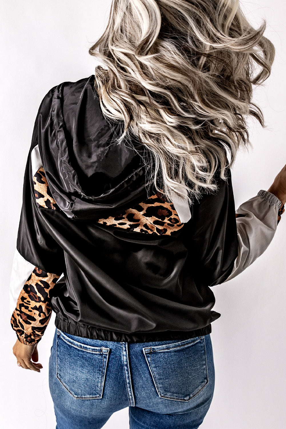 Crna majica s kapuljačom s kontrastnim šavovima s uzorkom leoparda