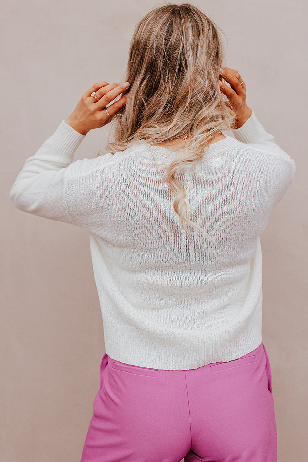 Pleteni pulover s bijelim XOXO uzorkom spuštenih ramena i rebra