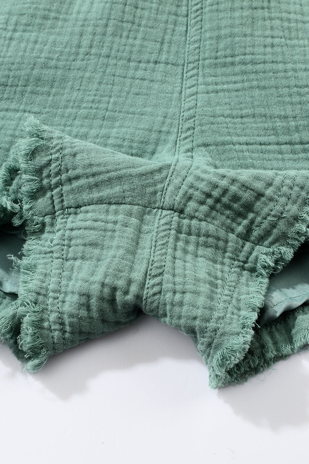 Ležerne kratke hlače s maglovito zelenim naboranim neobrađenim rubovima