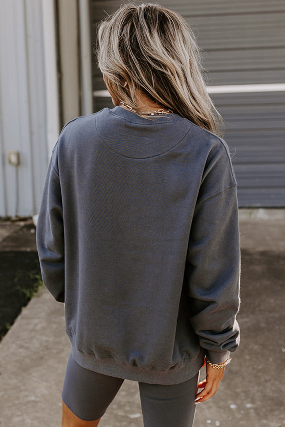 Tamno sivi jednobojni pulover i dvodijelni set uskih kratkih hlača