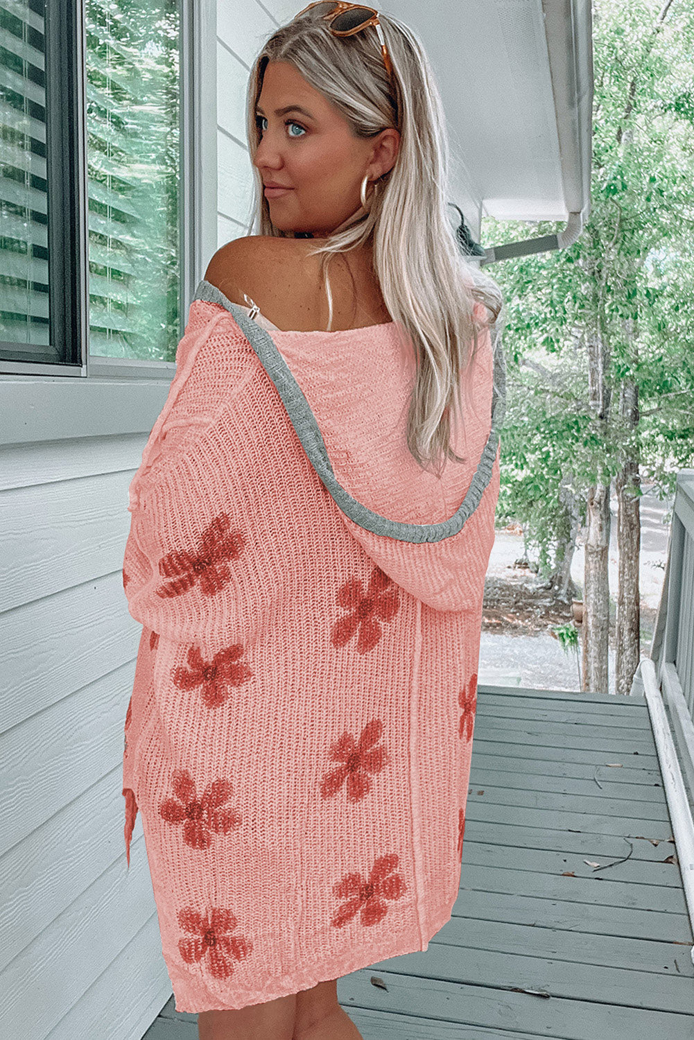 Lagani pleteni pulover s kapuljačom s cvjetnim printom