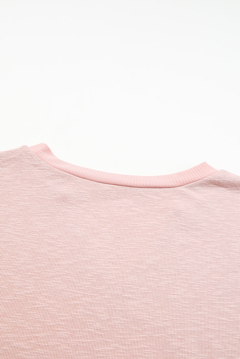 Ružičasta majica s kapuljačom od francuskog frotira s urezanim ovratnikom u većoj veličini