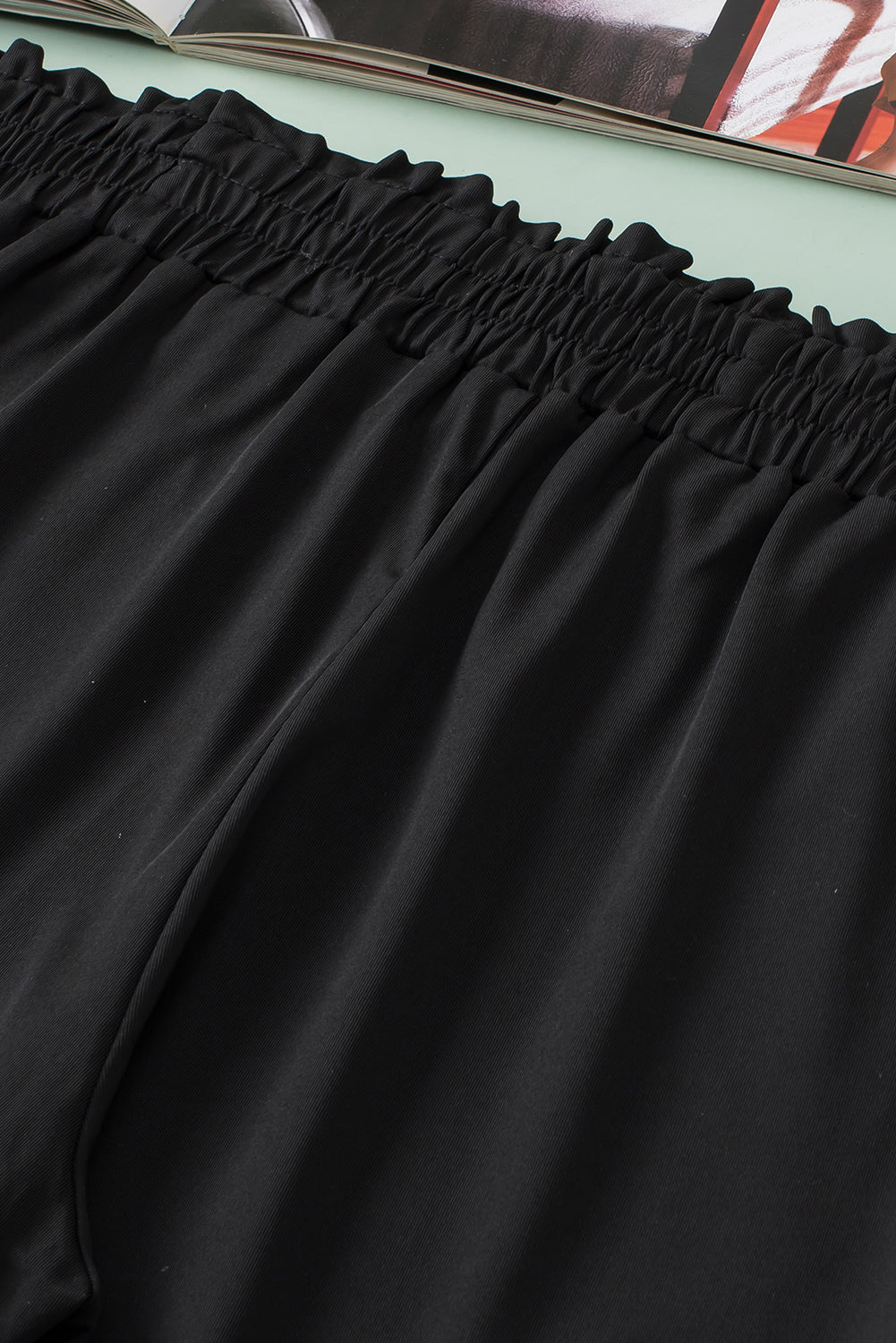 Crne meke hlače s džepovima visokog struka i volanima veće veličine