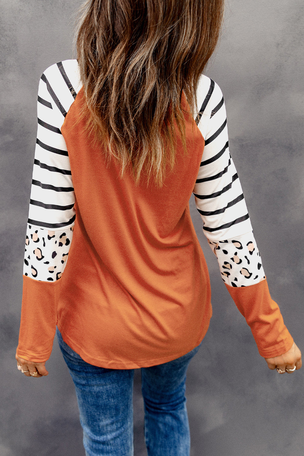 Majica dugih rukava s narančastim prugastim životinjskim printom u boji