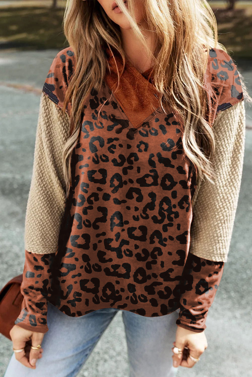 Smeđa teksturirana pletena leopard majica s kapuljačom