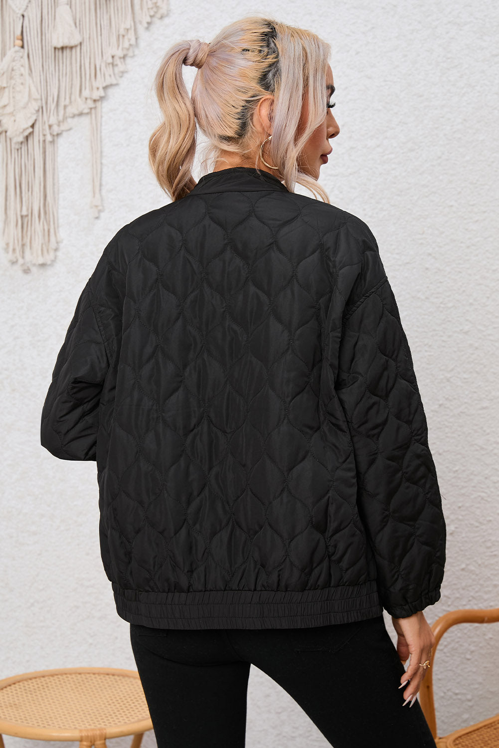 Crna jednobojna prošivena pufer jakna s patentnim zatvaračem