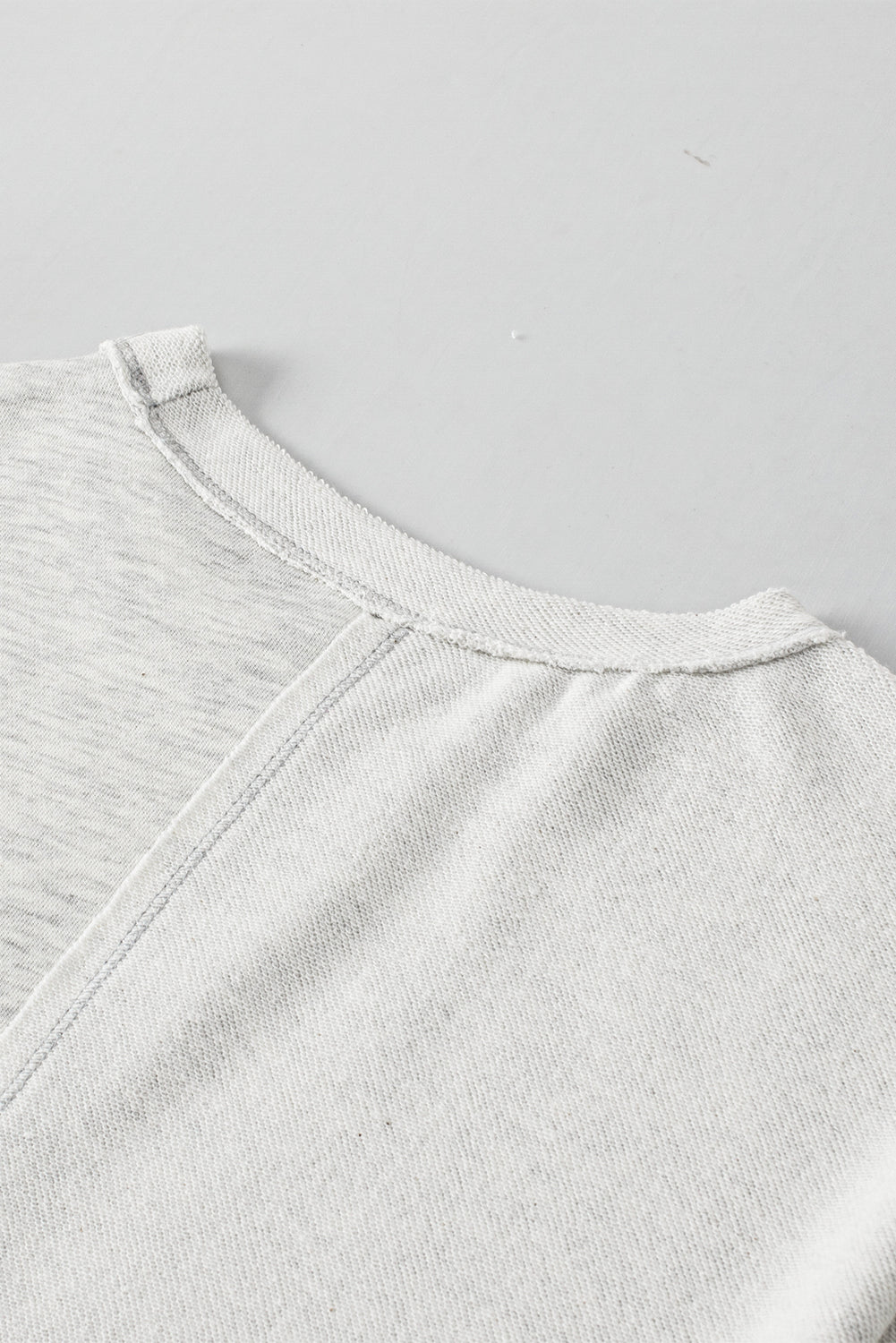Komplet majice i kratkih hlačica s otkrivenim šavovima u boji kaki s džepovima na prsima