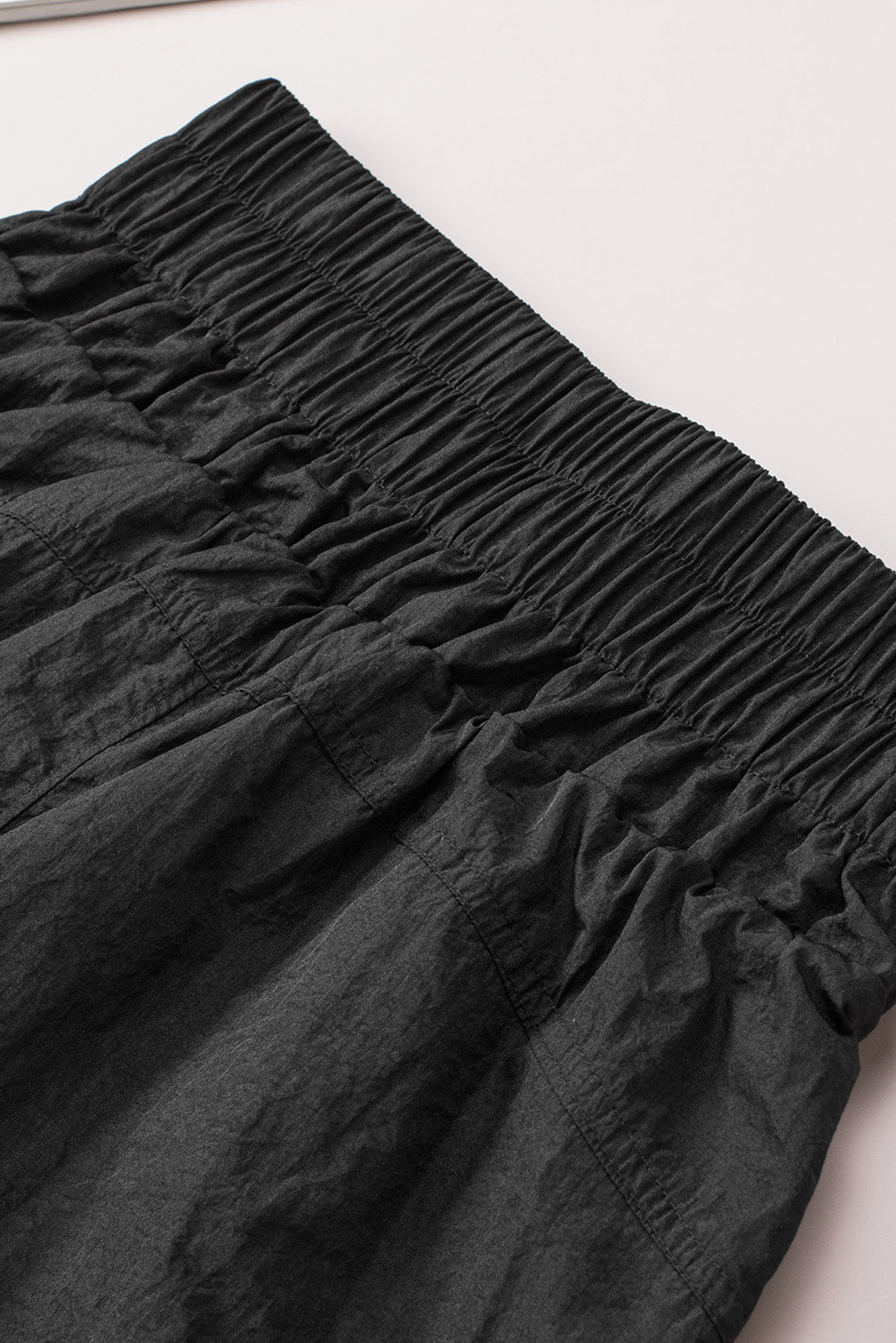 Crne elastične kratke hlače s bočnim džepovima visokog struka