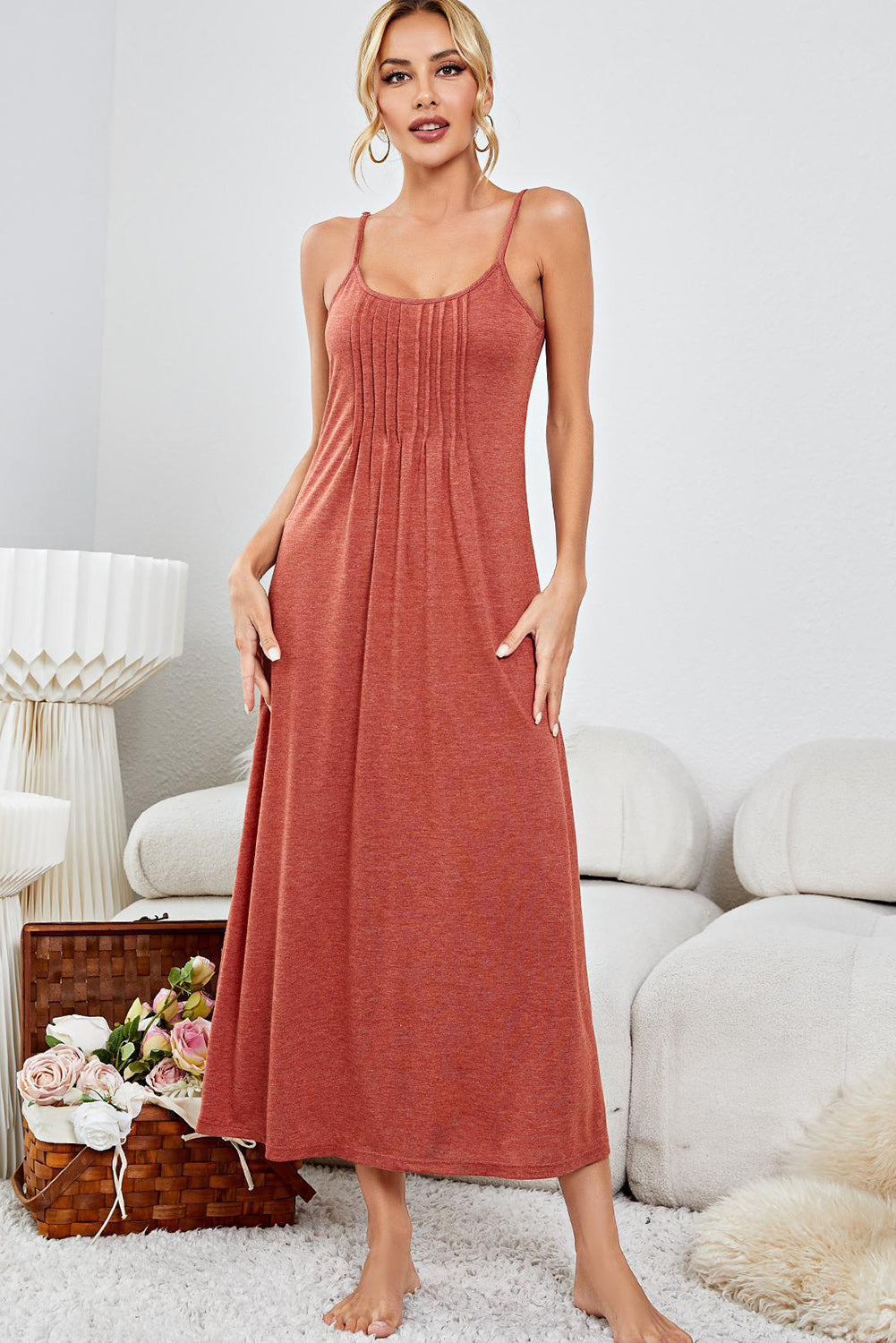 Duga salonska haljina s naborima na naramenice od crvene gline