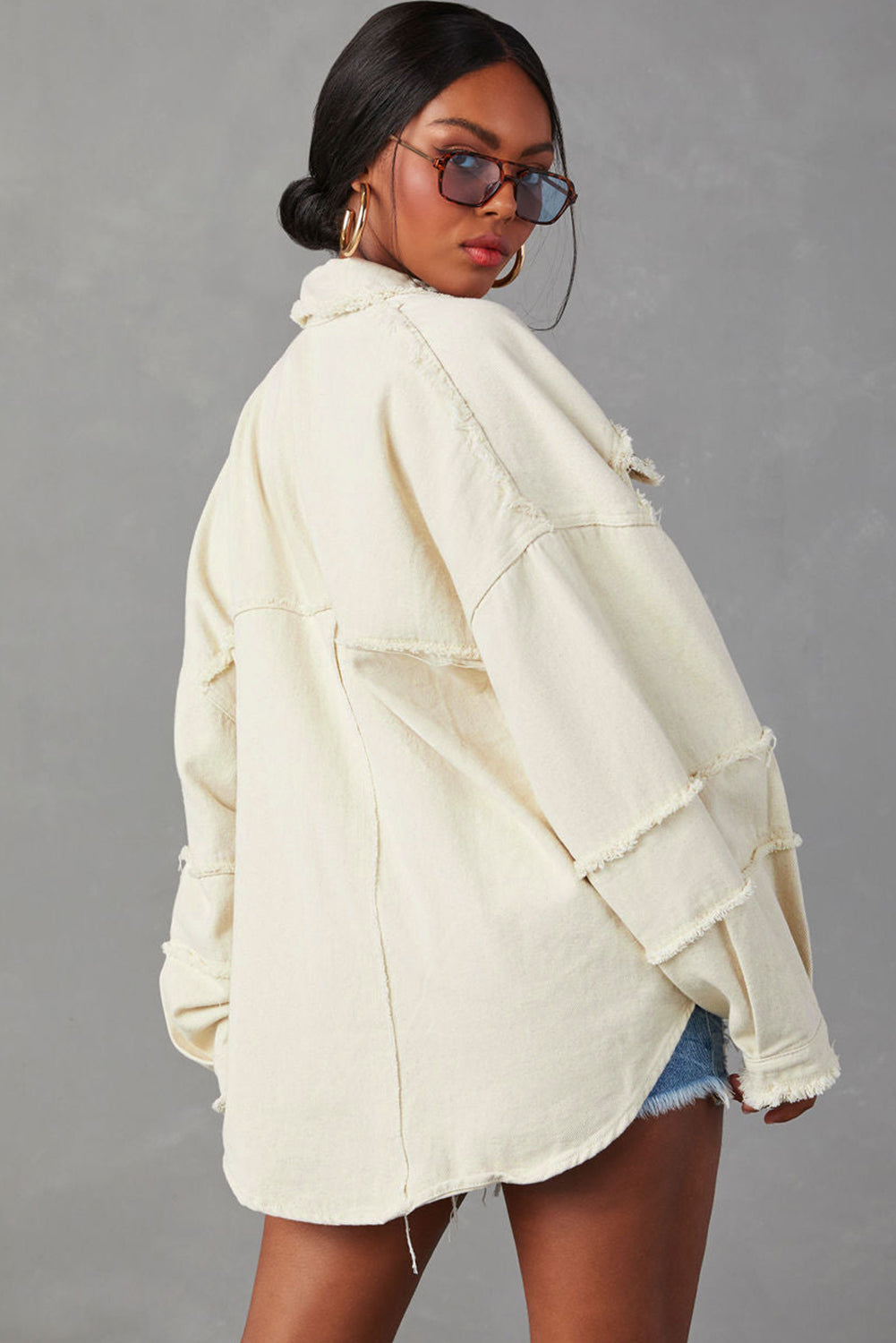 Bijela traper jakna s otkrivenim šavovima