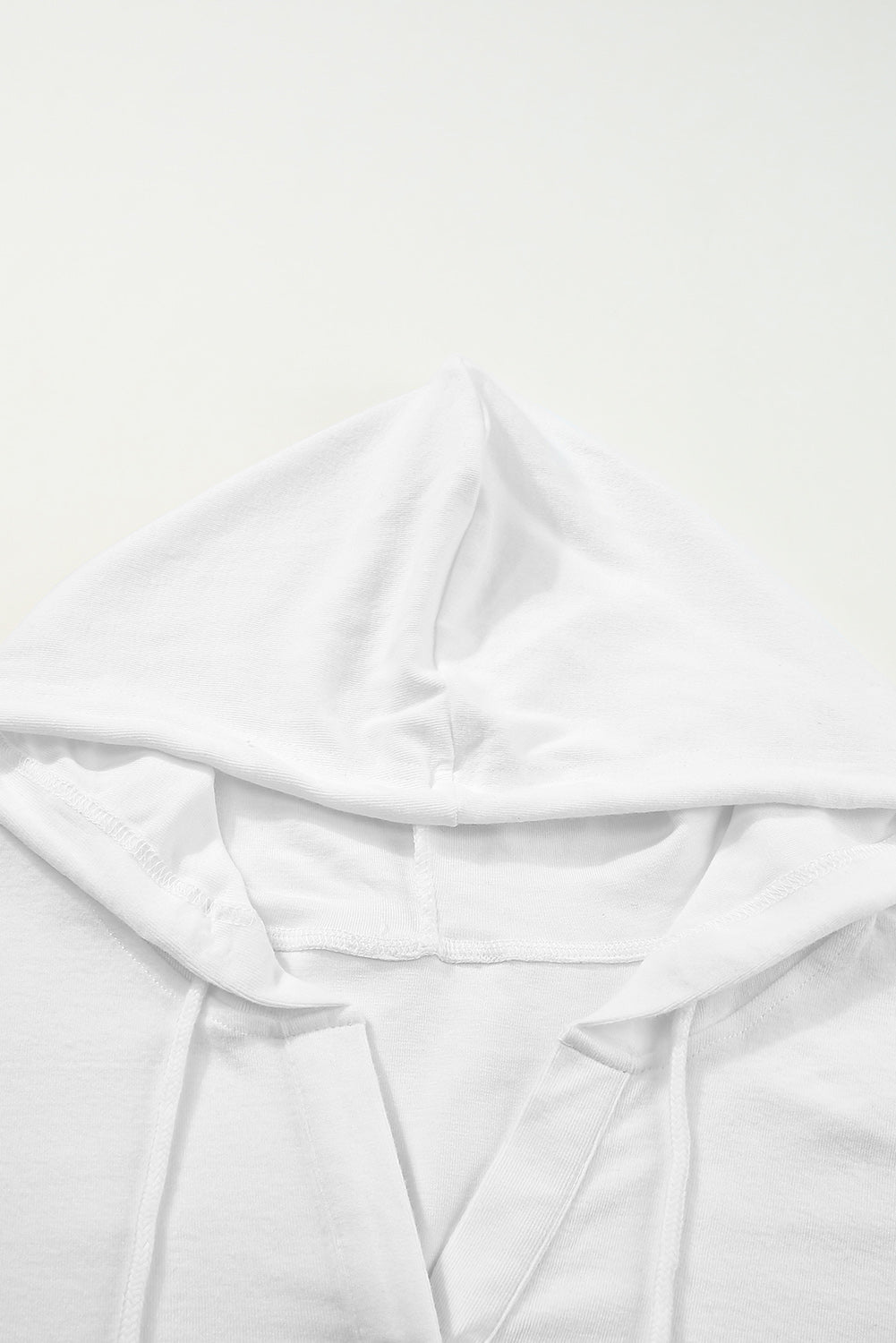Bijela majica s kapuljačom s visokim i niskim porubom