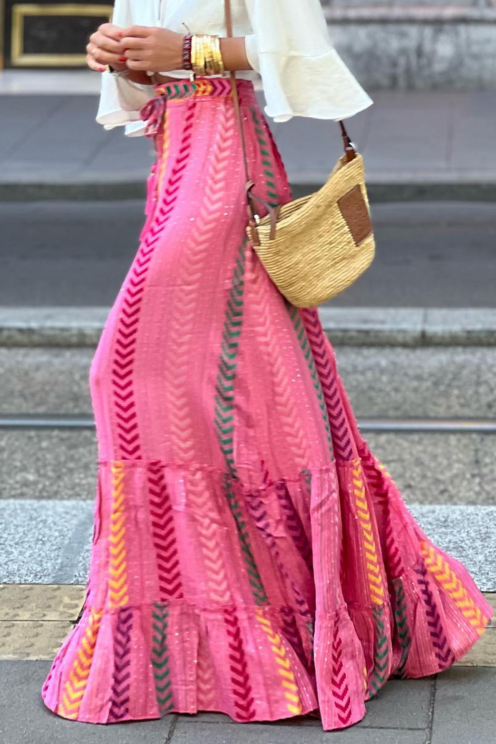 Ružičasta boho suknja s naborima s otisnutim resicama