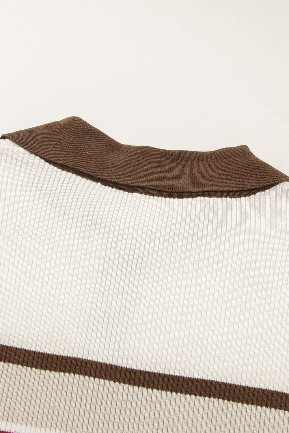 Crni rebrasti pleteni pulover s detaljima na pruge