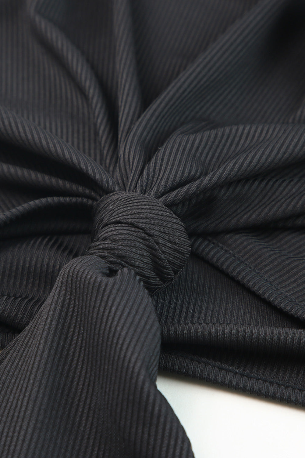 Crna midi haljina bez rukava s uvijenim halterima s izrezima