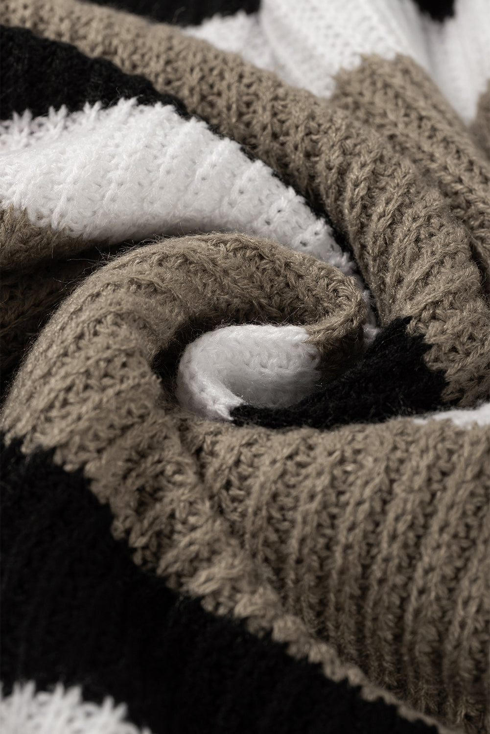Pleteni džemper s sivim prugama Colorblock uzorka